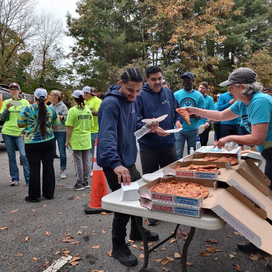 Volunteers lining up for pizza